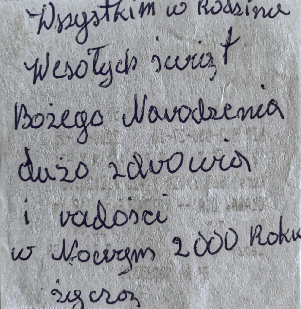 Odręcznie napisane życzenia w języku polskim, na rewersie biletu autobusowego, które brzmią: Wszystkim w Rodzinie Wesołych Świąt Bożego Narodzenia, dużo zdrowia i radości w Nowym 2000 Roku życzą